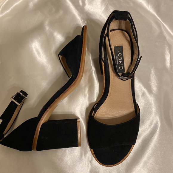 Torrid collection beautiful plat form heel shoes size 8.5 - Picture 2 of 7